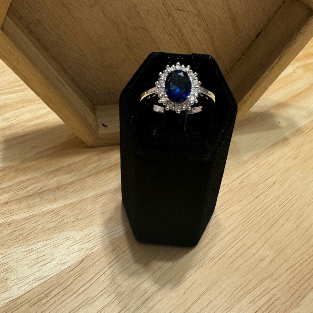 SIZE 10 WEDDING RING - Picture 4 of 9